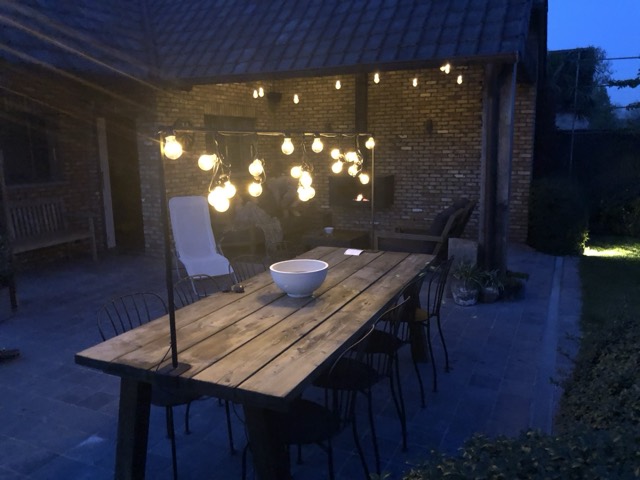 Buitentafel bij nacht